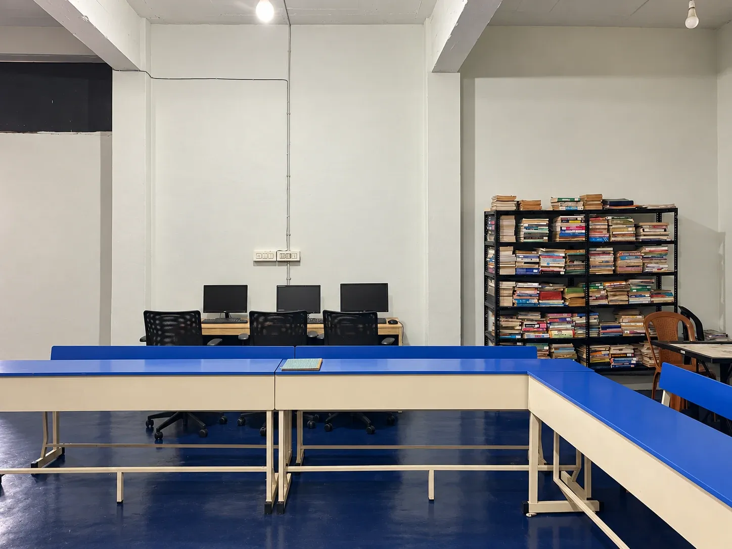 Computer desks in the ETCES library