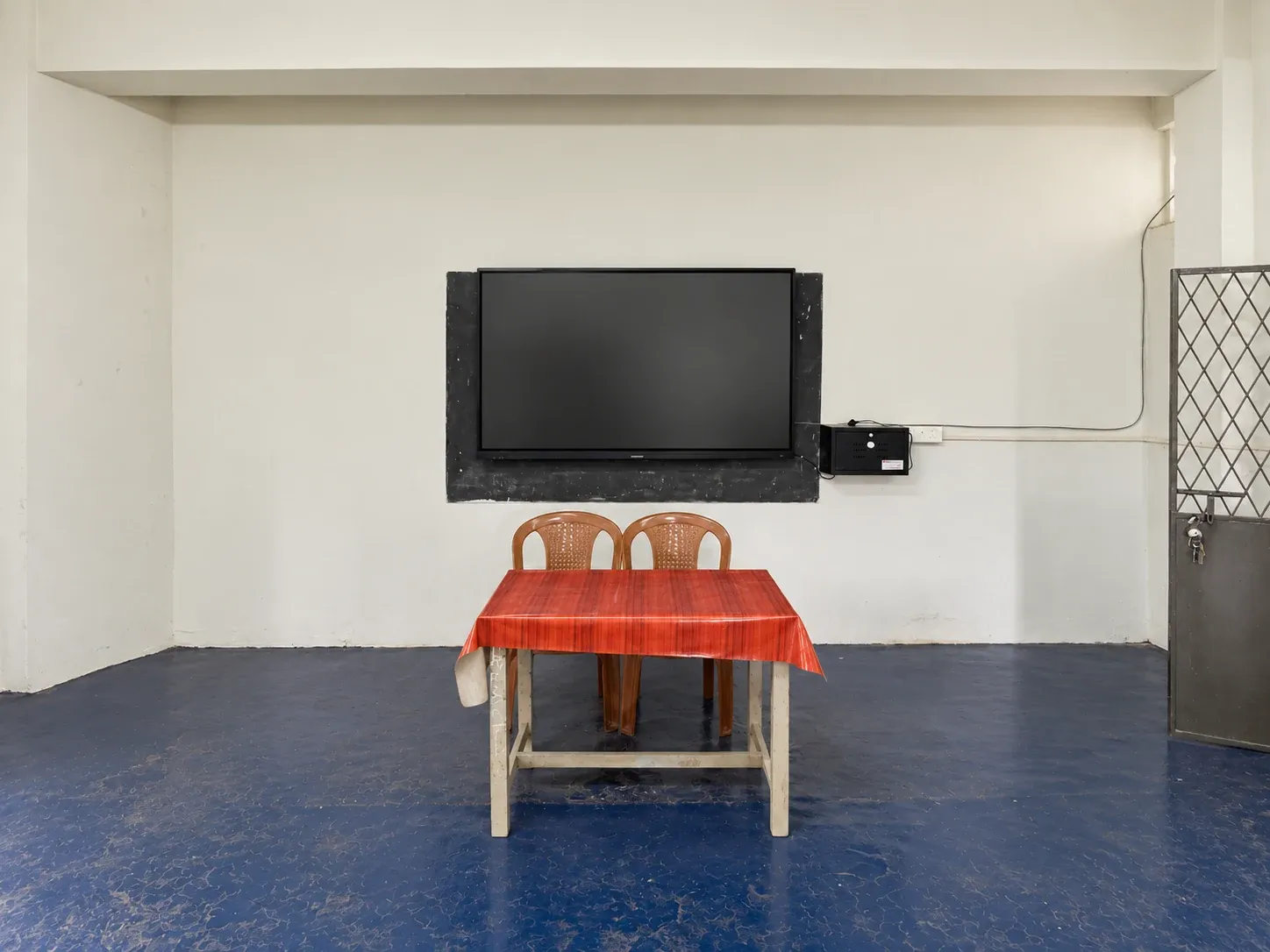 Display and teaching table in an ETCES smart classroom