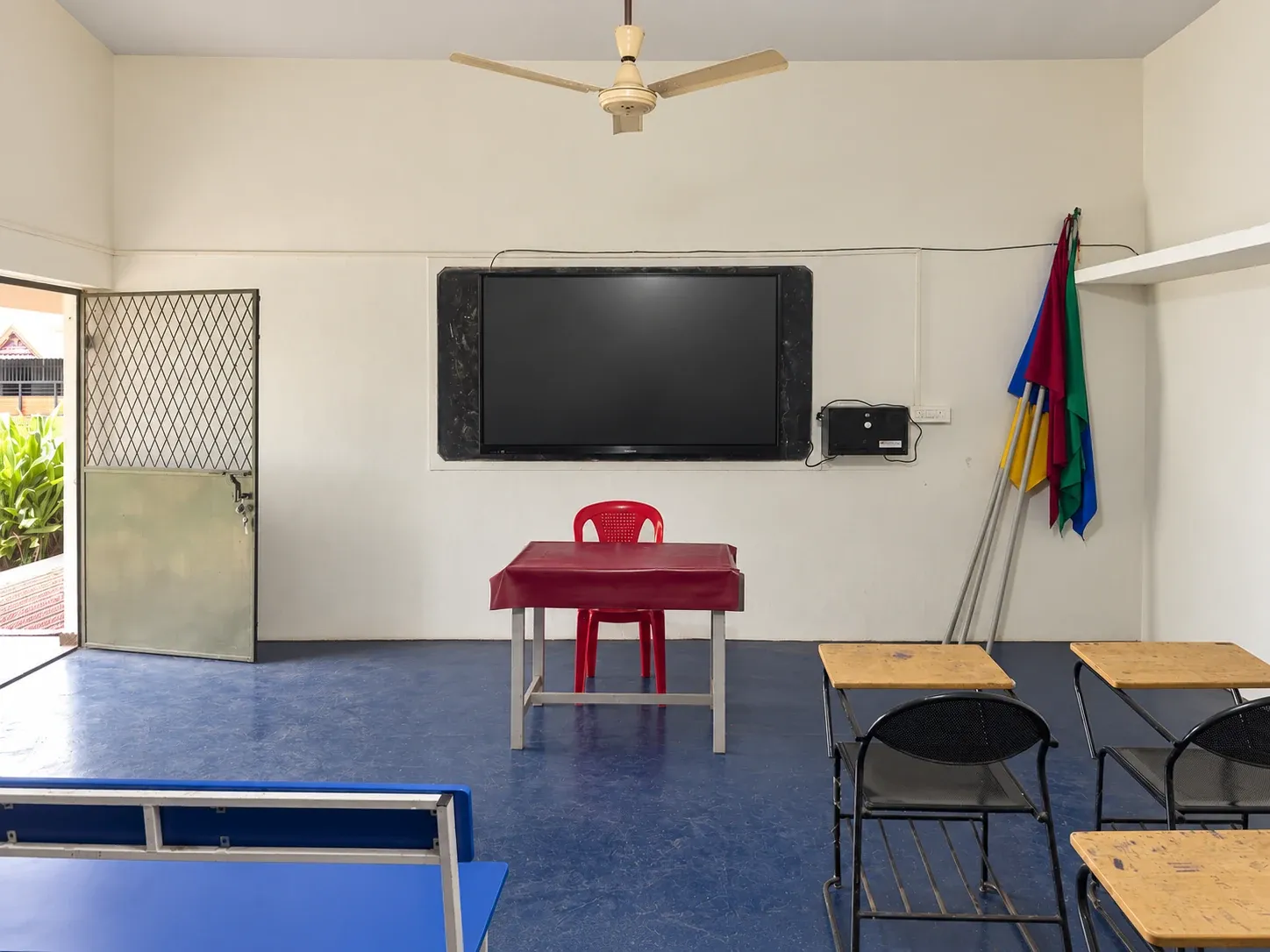 Display and front of an ETCES smart classroom