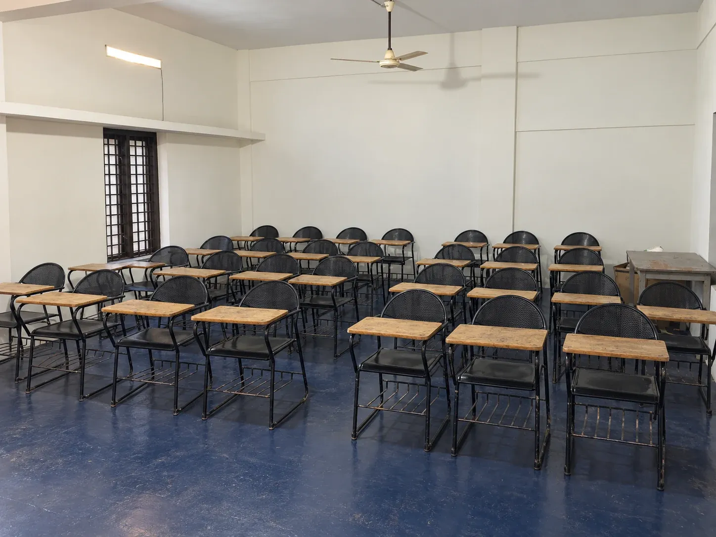 ETCES smart classroom desks and chairs